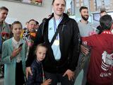 Болельщики встретили волейболистов «Белогорья» в аэропорту цветами и плакатами - Изображение 5