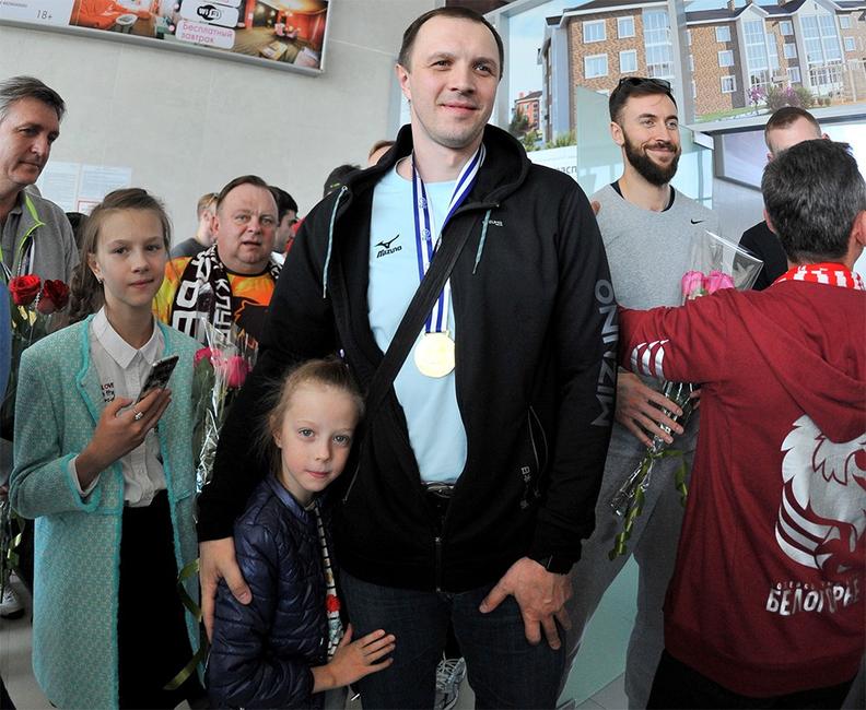 Болельщики встретили волейболистов «Белогорья» в аэропорту цветами и плакатами - Изображение 5