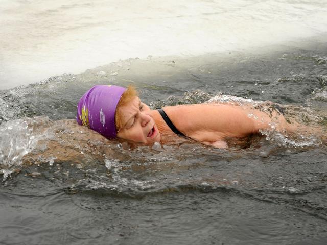 В Старом Осколе прошли соревнования по зимнему плаванию