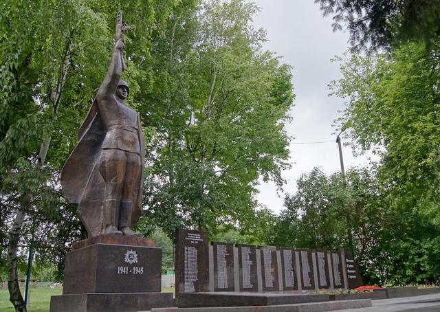 В Старооскольском округе обновили памятник на братской могиле 