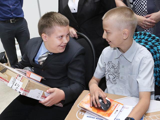 В Белгороде вручили ноутбуки детям-инвалидам