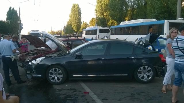 В Белгороде произошло ДТП с участием восьми легковых авто и двух автобусов (информация обновлена)