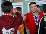 Болельщики встретили волейболистов «Белогорья» в аэропорту цветами и плакатами - Изображение 8