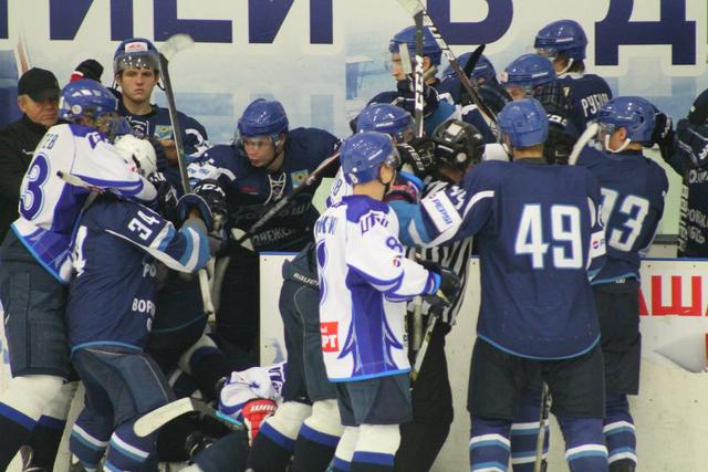 Белгородские хоккеисты одержали волевую победу над россошанцами