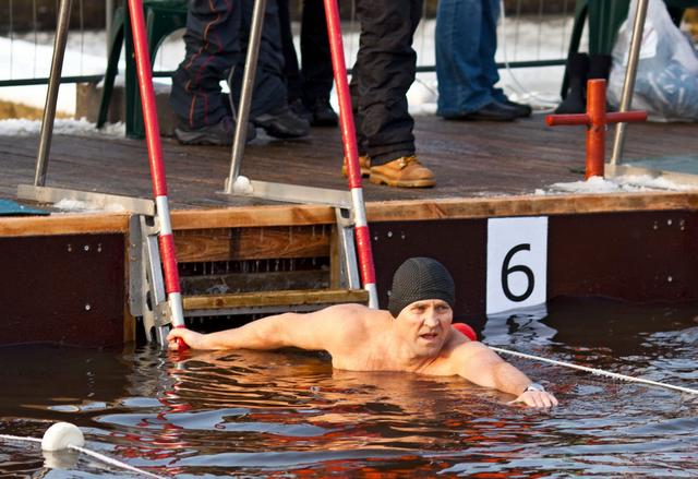 Староосколец выиграл серебро и бронзу на чемпионате мира по зимнему плаванию