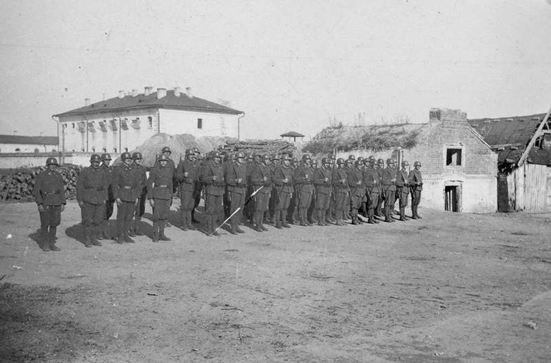 Строй венгерских солдат на фоне здания тюрьмы в Новом Осколе