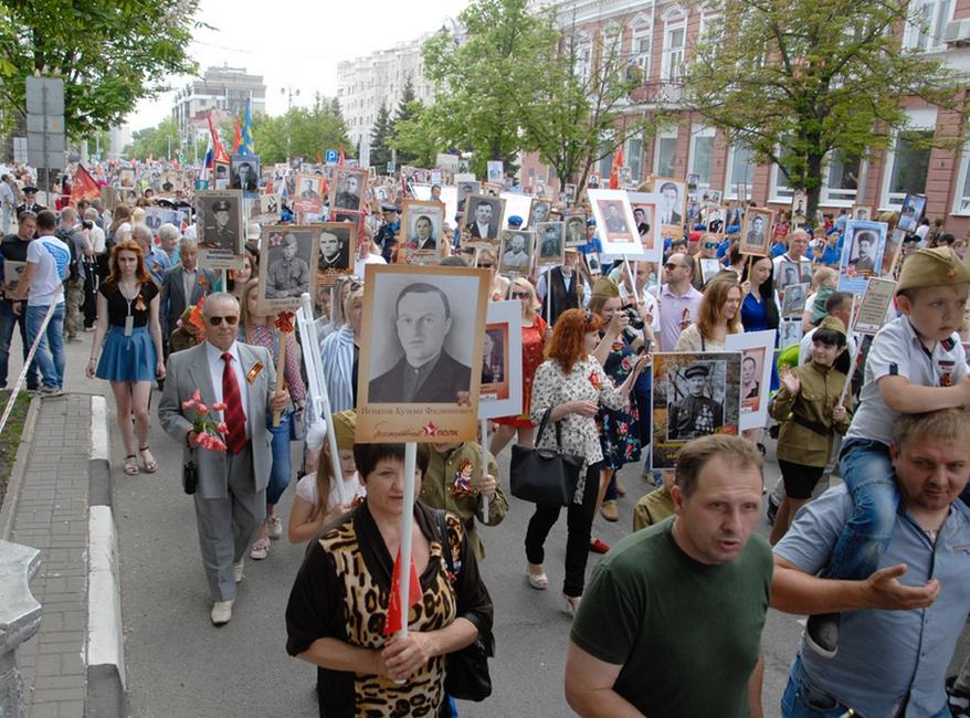 Кадры Дня Победы в Белгороде: парад и «Бессмертный полк» - Изображение 41