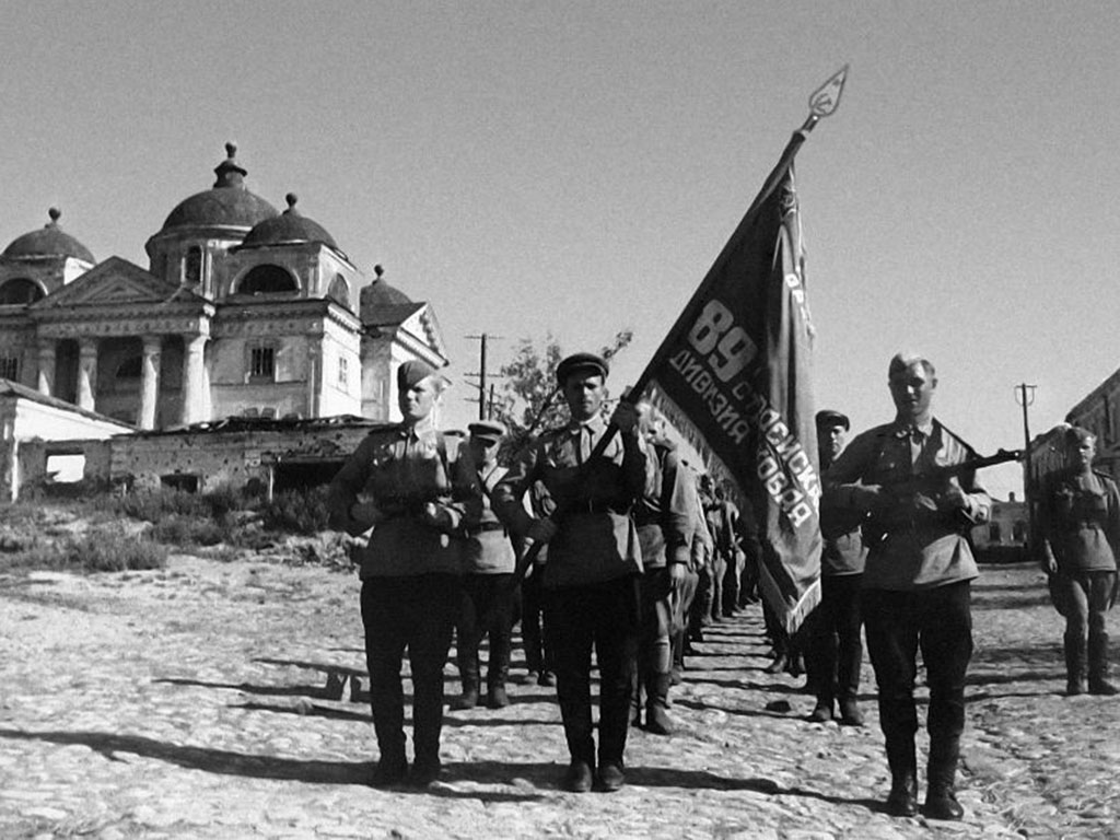 Воины 89-й гвардейской стрелковой дивизии проходят по ул. Попова в освобождённом Белгороде, июля 1943 года