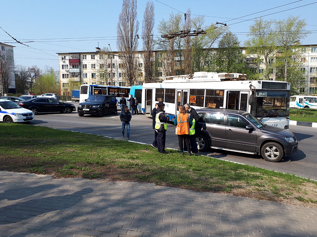 Что произошло белгороде сегодня со стороны украины. Курск троллейбус врезался. Троллейбус Курск. Авария в декабре Белгородский автобус и трал.