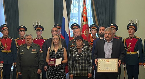 В торжественной обстановке медаль и грамоту вручили родителям Александра Ананичева