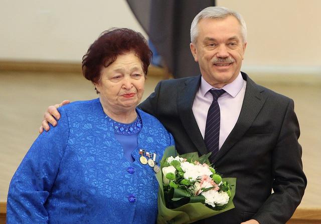 Губернатор Евгений Савченко вручил 4 государственные и 34 областные награды