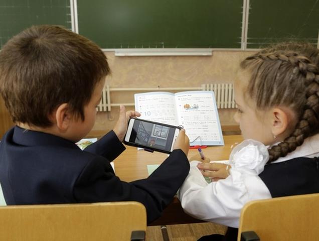 «Без революции». С 1 сентября белгородские ученики будут сдавать гаджеты перед уроками