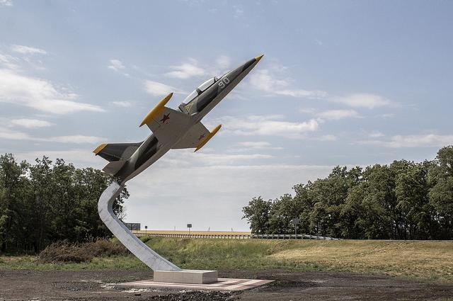 В Вейделевке установили самолёт-мемориал