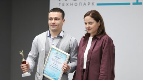Награду получает Дмитрий Зангиев