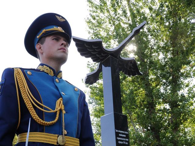 В Дмитриевке на воинском захоронении установили новый памятник