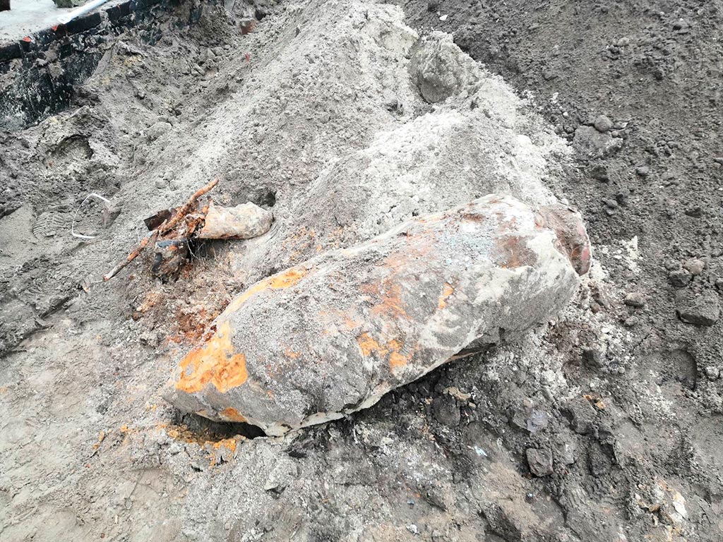 Авиабомбу откопали рабочие на стройке на Гостёнской в Белгороде 10 декабря 2019 года
