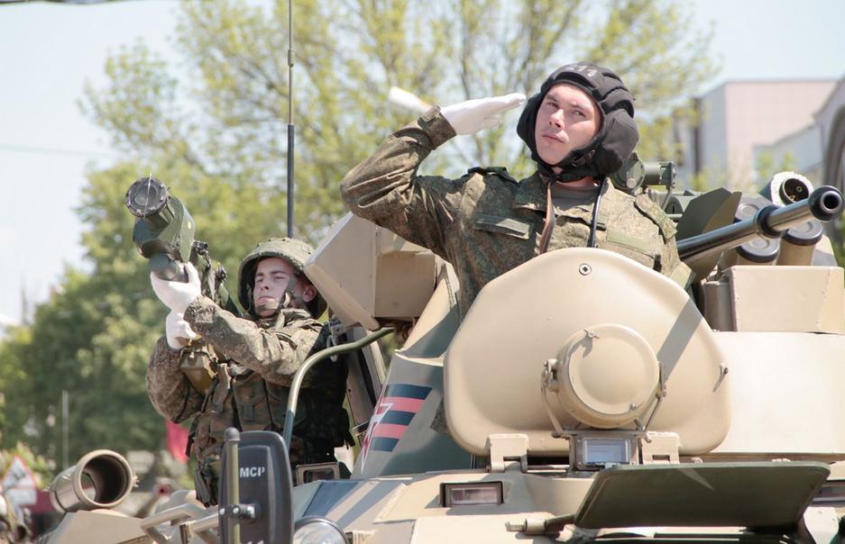 Валуйчане отметили День Победы военным парадом и шествием «Бессмертного полка» - Изображение 17