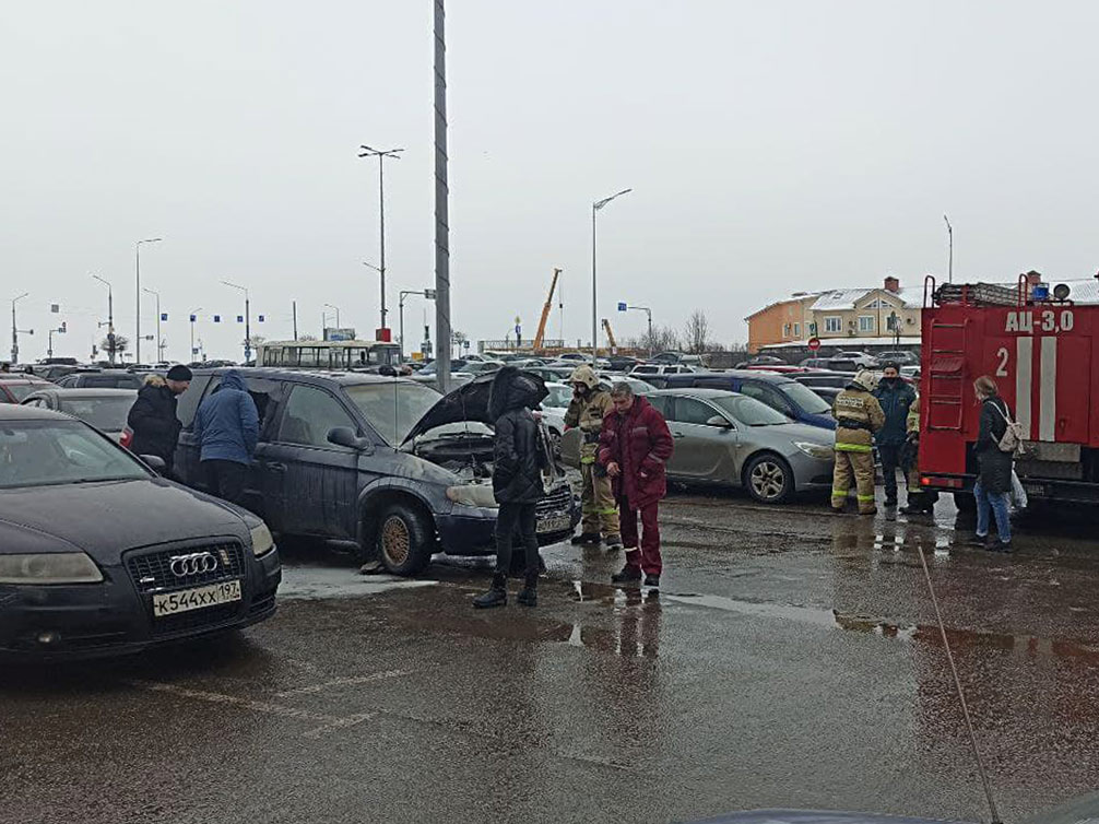 В Белгороде на парковке Сити Молла прохожие вытащили ребёнка из закипевшей машины