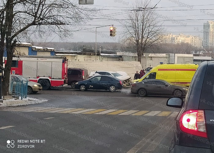 В Белгороде иномарка столкнулась с пожарной машиной