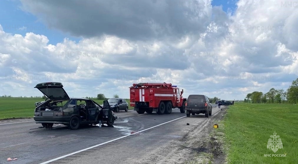 Сотрудники белгородского МЧС спасли двух водителей, заблокированных в авто при ДТП