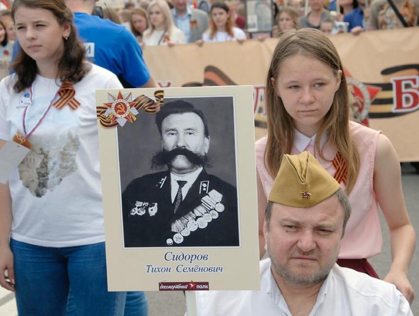 Кадры Дня Победы в Белгороде: парад и «Бессмертный полк» - Изображение 12