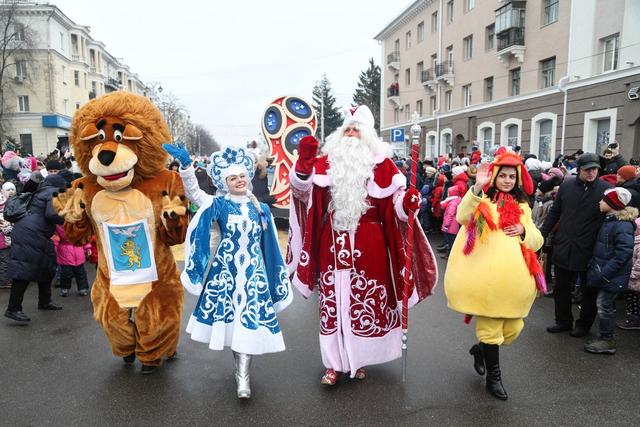 Парад Дедов Морозов и Снегурочек открыл новогодние торжества в Белгороде