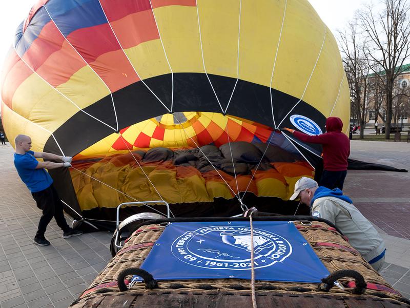 Как в Белгороде запустили воздушный шар с портретом Гагарина