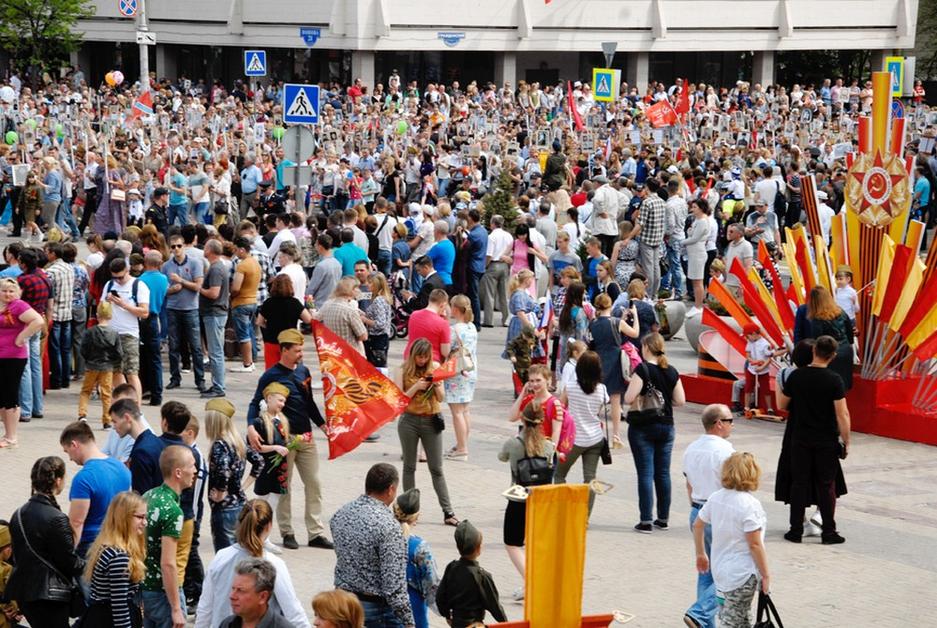 Кадры Дня Победы в Белгороде: парад и «Бессмертный полк» - Изображение 11