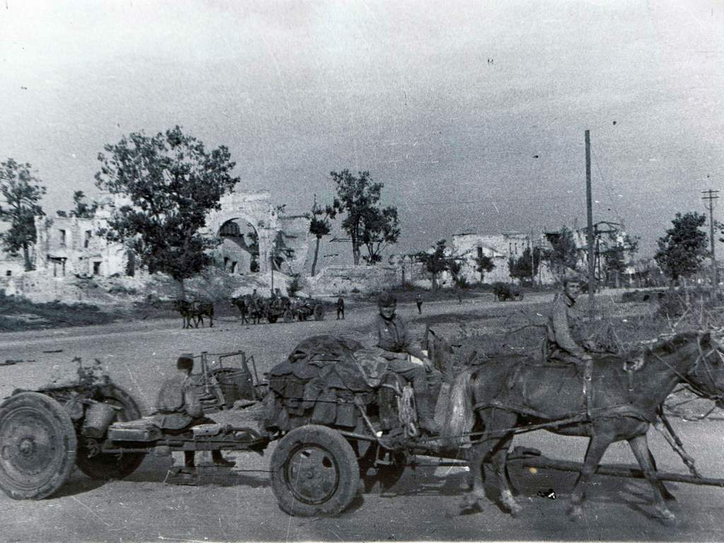 Советские артиллеристы вступают в освобождённый Белгород, 1943 год