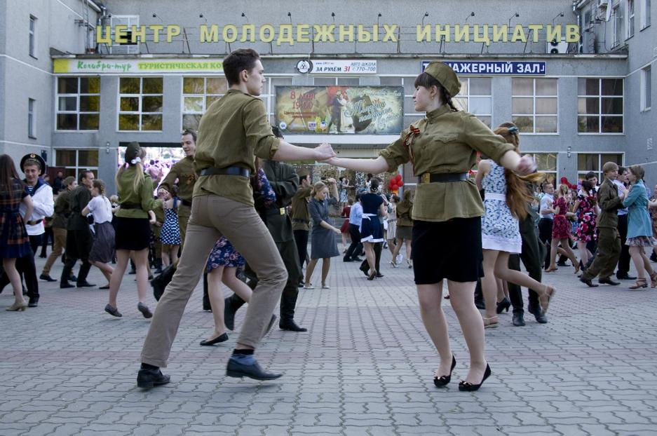 Накануне Дня Победы в Белгороде прошёл бал под открытым небом - Изображение 16