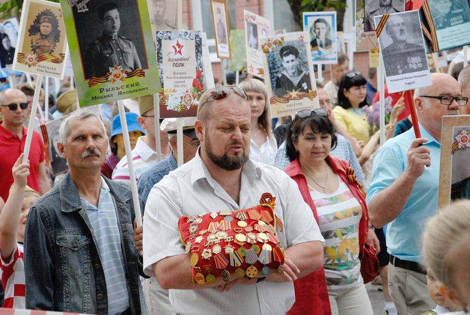 Кадры Дня Победы в Белгороде: парад и «Бессмертный полк» - Изображение 7