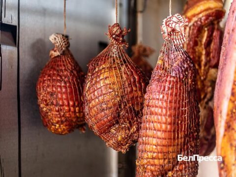 Крафтовая колбаса и мясные орехи. Супруги из Алексеевки обустроили домашнюю коптильню