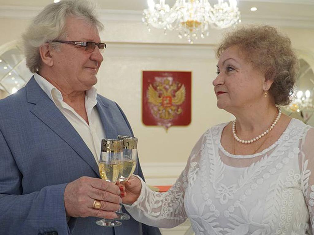Виктор и Анна Жук из Борисовского района одними из первых получили выплату к 50-летию супружеской жизни