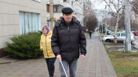 Андрей Горбатенко по аллее возле дома прогуливается каждый день