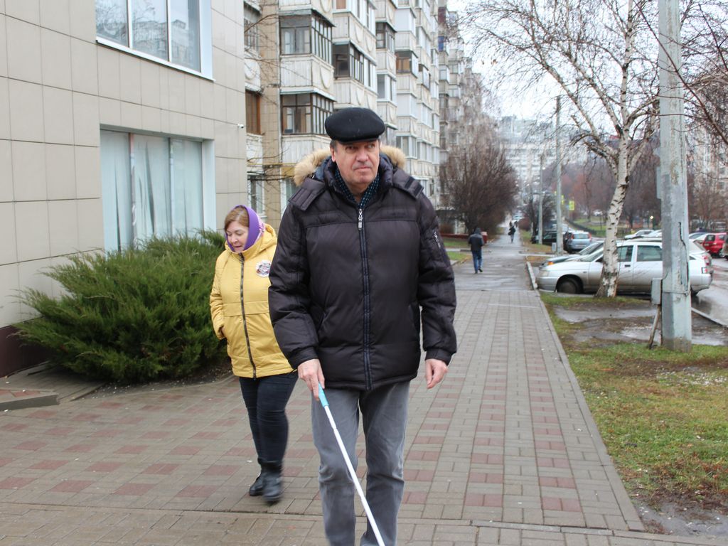 Андрей Горбатенко по аллее возле дома прогуливается каждый день