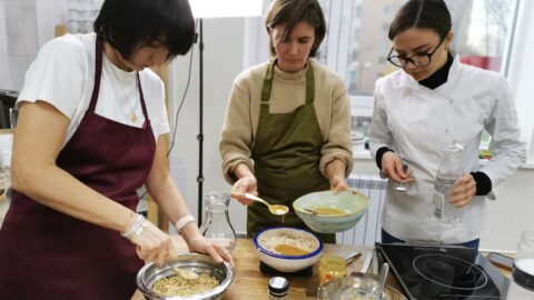 Яна Зуева и Кристина Ларина решили порадовать ребят полезными вкусняшками