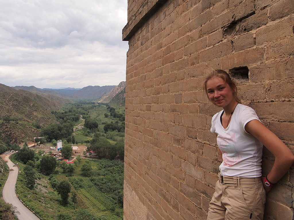 Екатерина Пономарёва возле башни Великой Китайской стены