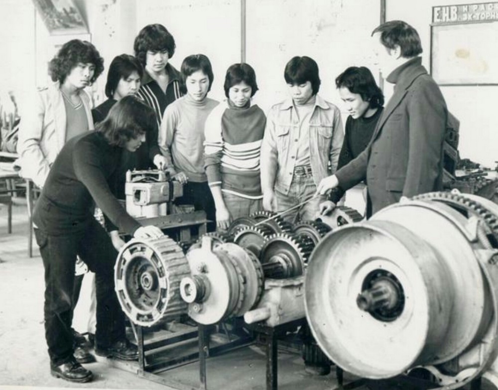Вьетнамские учащиеся изучают ремонт двигателя. Фото из архива колледжа