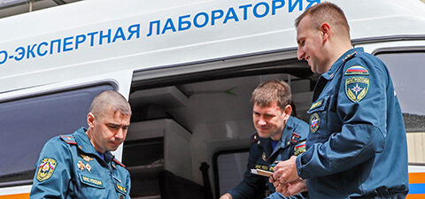 На место происшествия выезжает машина судебно-экспертной лаборатории