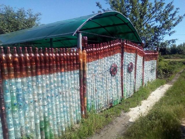 Бутылочный бастион. Белгородский умелец сделал забор из пластиковой тары