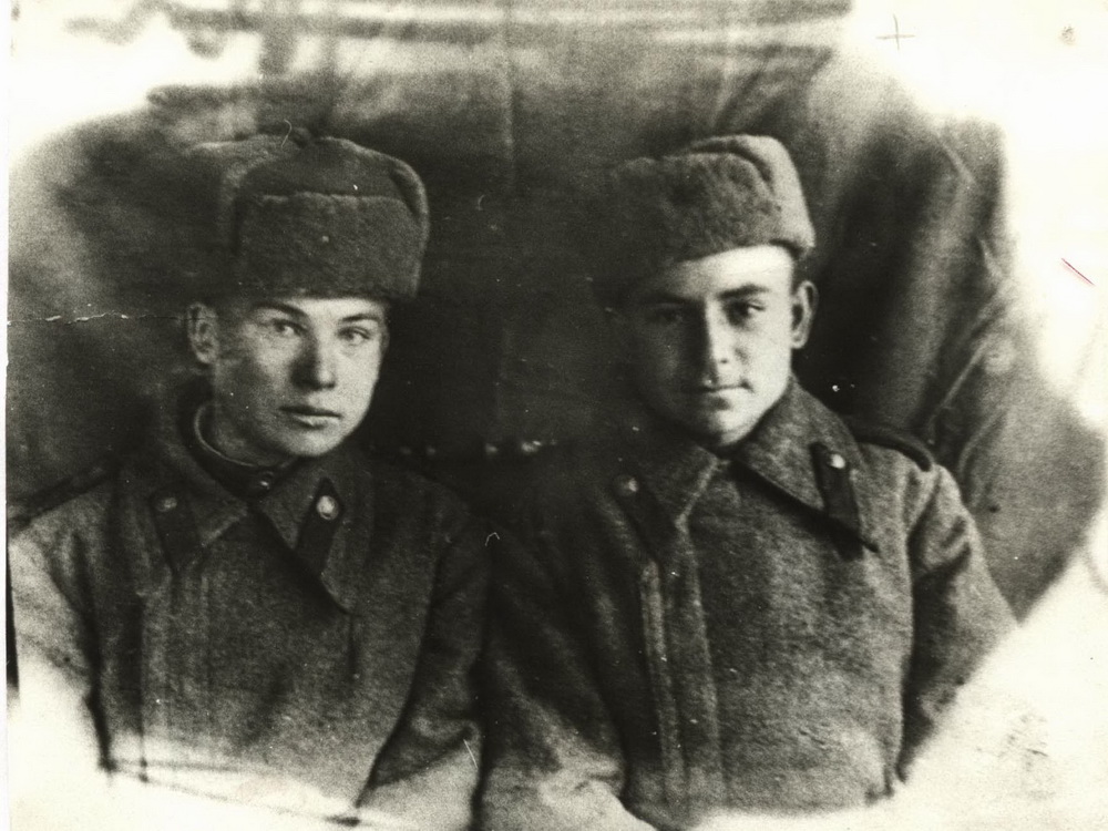 Павел Бурменский (слева) с боевым товарищем