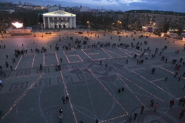 На главной площади Белгорода зажгли сотни свечей