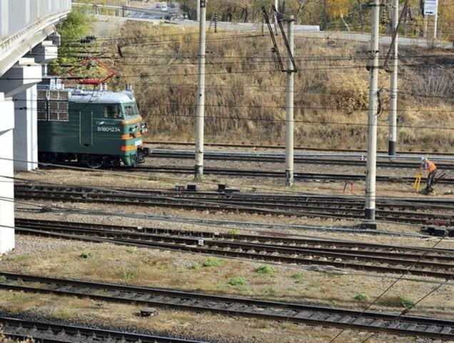 На переезде под Белгородом товарный поезд протаранил иномарку