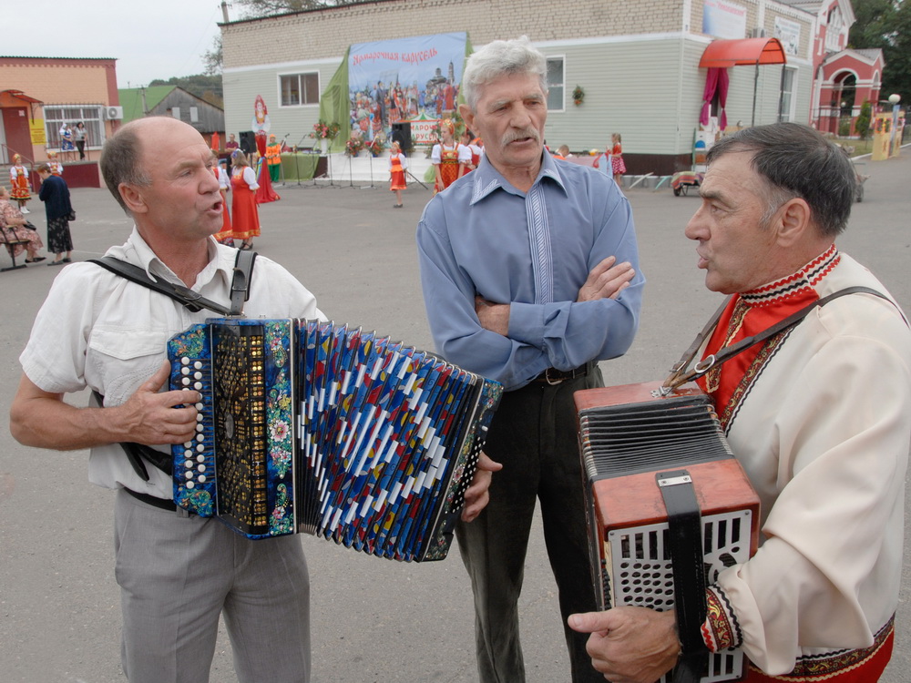 Александр Кучин (слева) с земляками. Фото Юрия Коренько