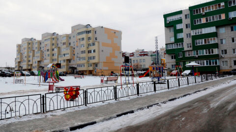 Двор на ул. Лунной с новой детской площадкой