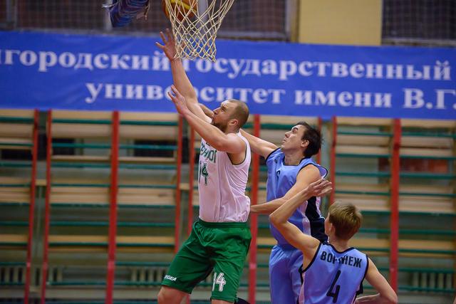 Роман Шаповалов помог белгородским баскетболистам обыграть «Чеховских ястребов»