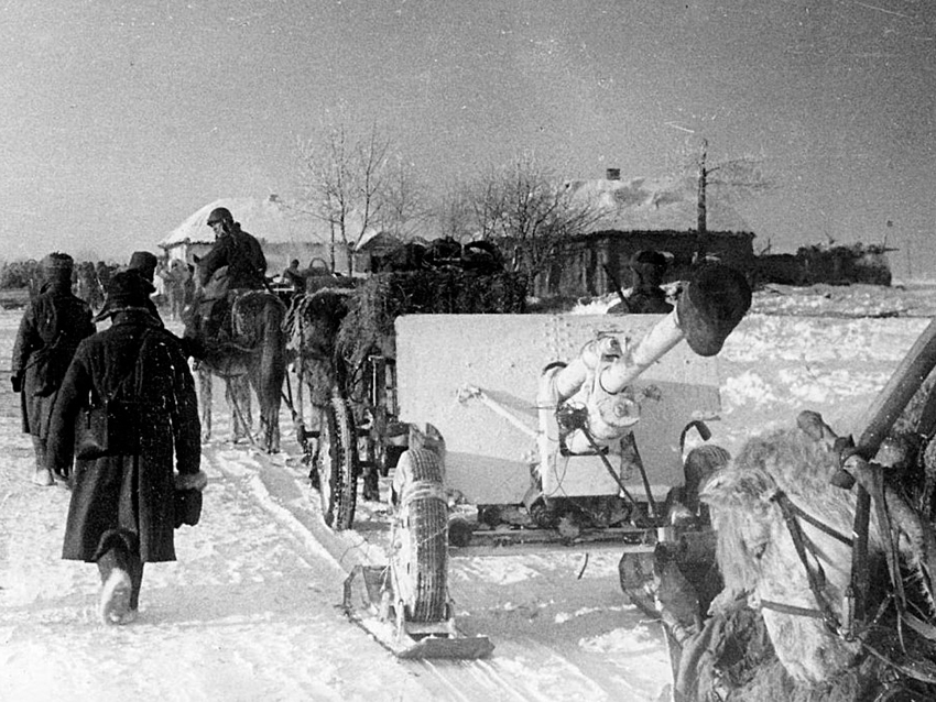 Советские войска проходят по освобождённому селу Солдатскому. Фото из архива ГАНИБО