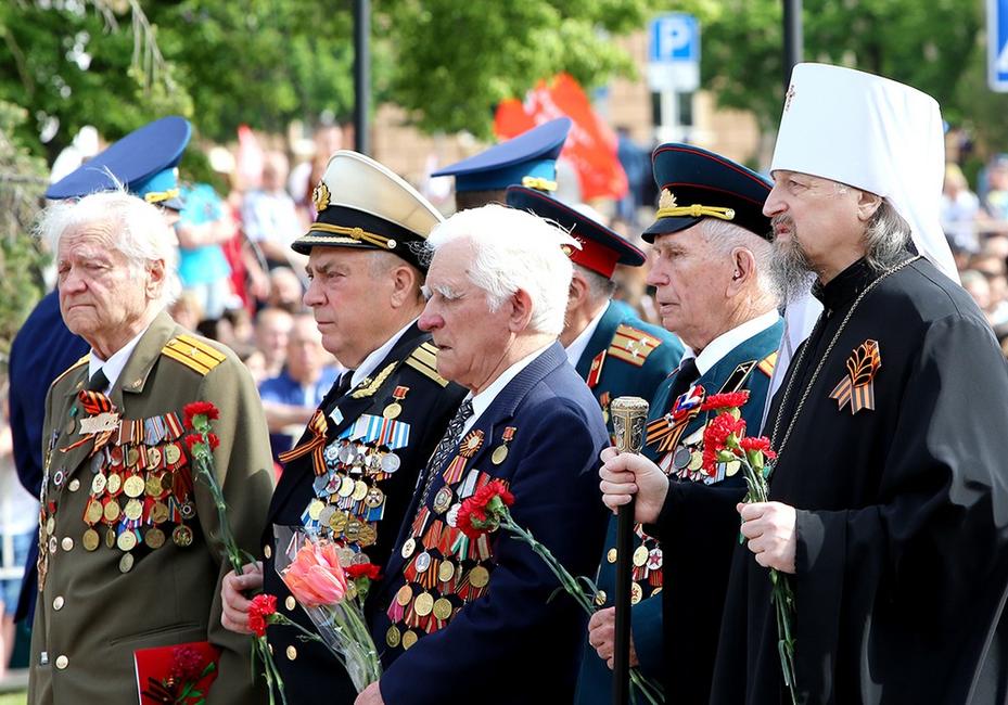 Кадры Дня Победы в Белгороде: парад и «Бессмертный полк» - Изображение 27