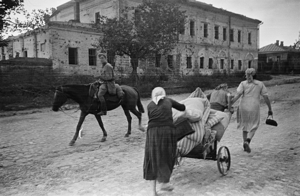 Беженцы возвращаются в освобождённый Белгород, 1943 год