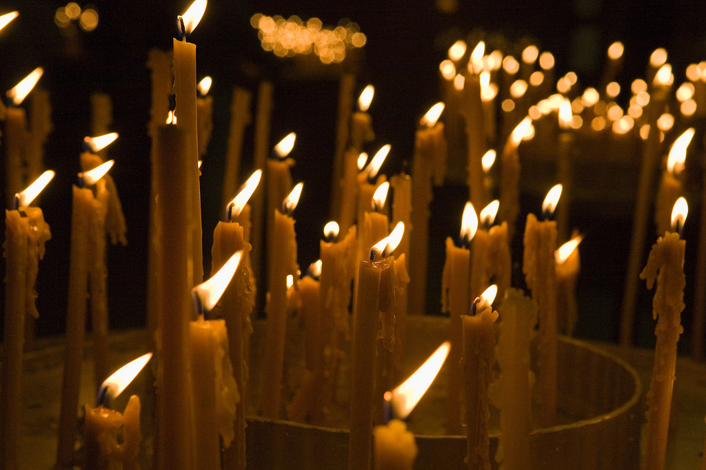 Скорбная свеча картинки. Свеча памяти. Траурная свеча. Поминальная свеча. Много свечей.